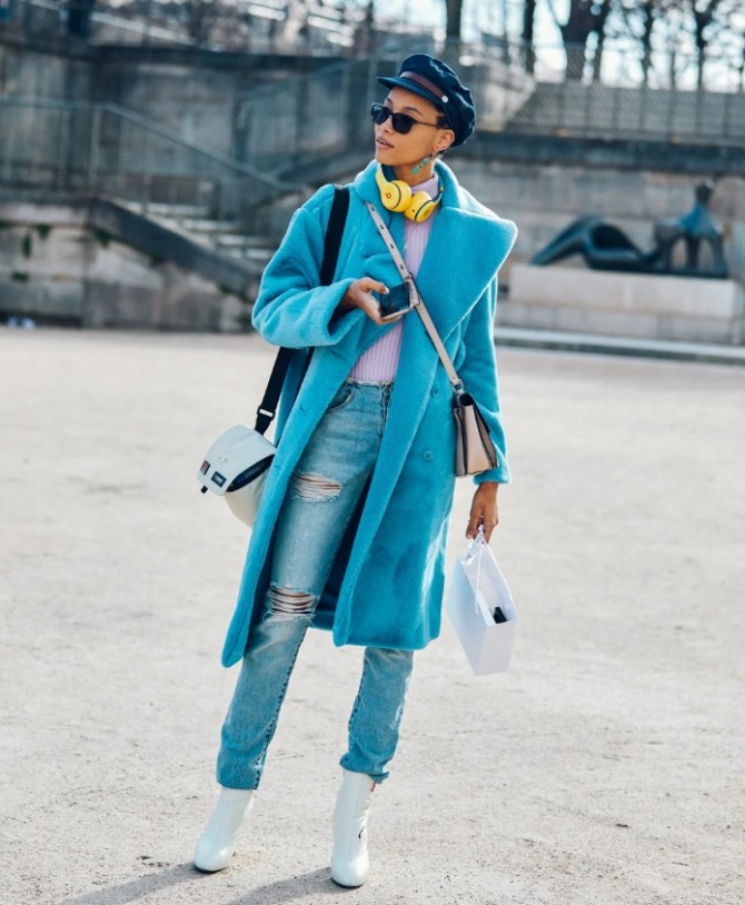 женский уличный образ с шубкой цианового цвета - Париж 2021 год