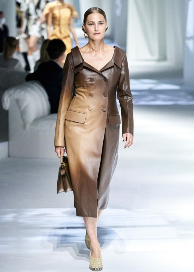 двубортный коричневый кожаный плащ из коллекции весна-лето 2021 года - модель с открытой зоной декольте