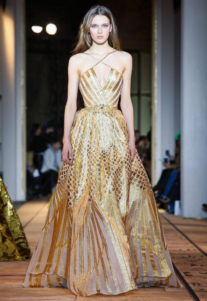 металлизированная ткань вечернего платья цвета золота от Zuhair Murad - пышная юбка, талия с тонким ремешком