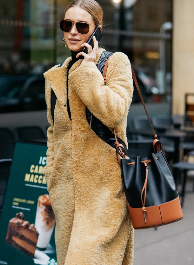 стритстайл с парижкской недели моды - зимнее пальто из синтетического меха чебурашка