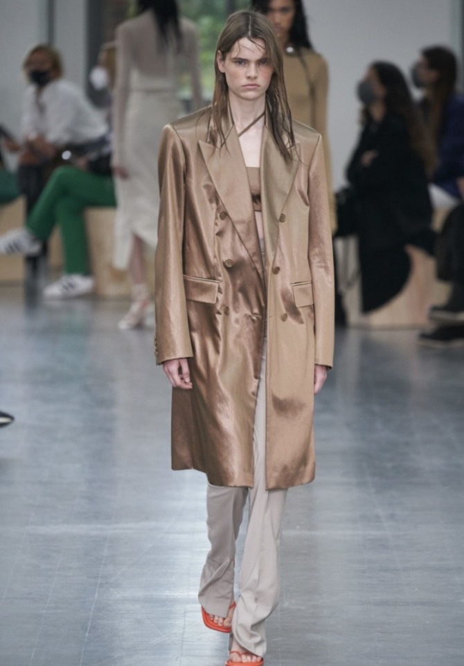 двубортное шелковое пальто с широкими плечами - цвет кофе с молоком - фото из брендовых коллекций 2021 года