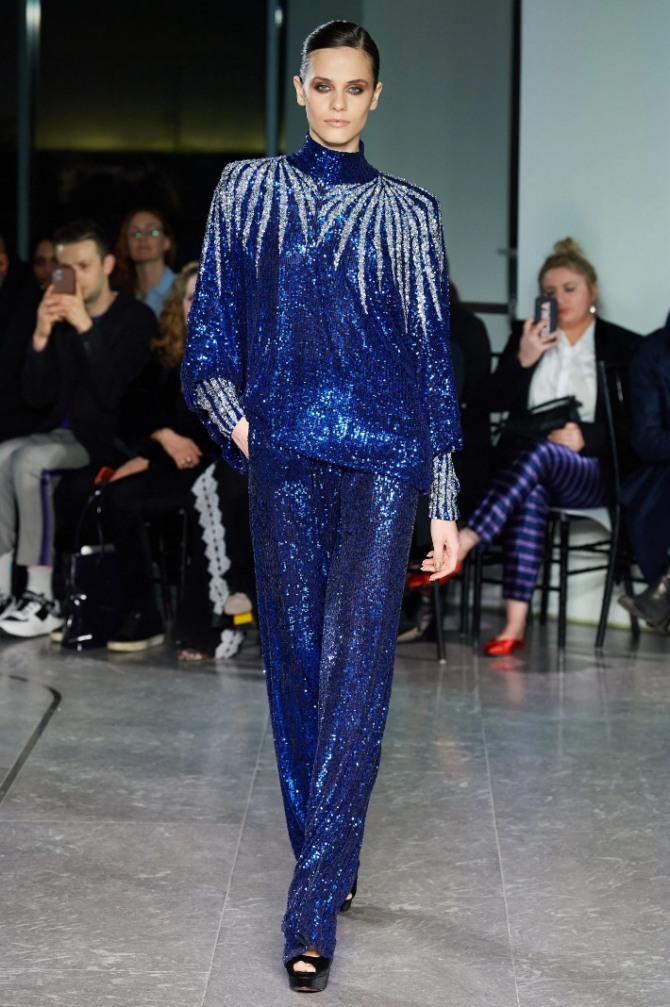 синие вечерние брюки с блестками в составе вечернего ансамбля - фото трендов брючной моды на 2021 год