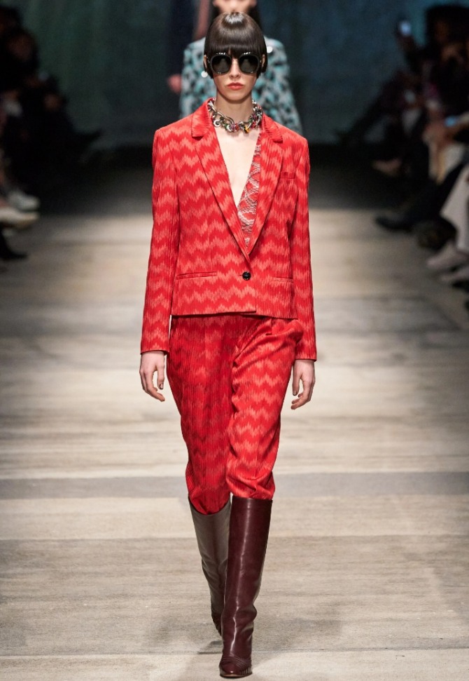 вечерний брючный костюм красного цвета с ломаными полосками на ткани - тренды с подиума 2021 года