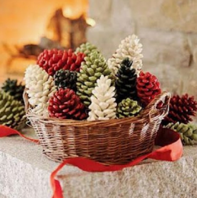 чем украсить новогодний и рождественский стол зимой - разноцветными шишками в плетеной корзине