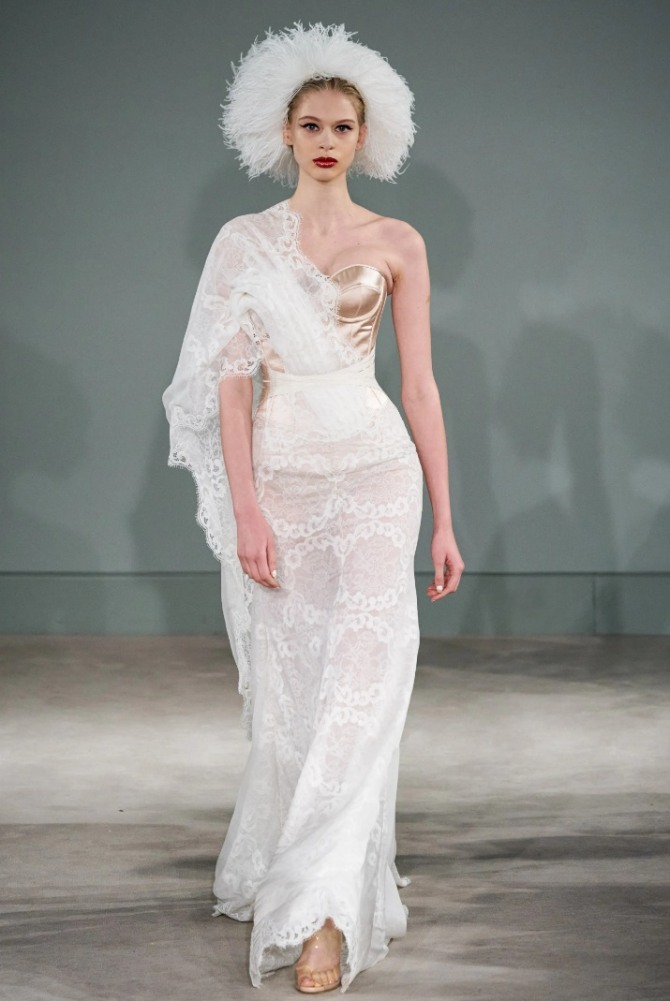 Alexis Mabille предствляет белое асимметричное на одно плечо вечернее кружевное платье с неровным угловатым подолом, длина миди, показ от кутюр на 2021 год