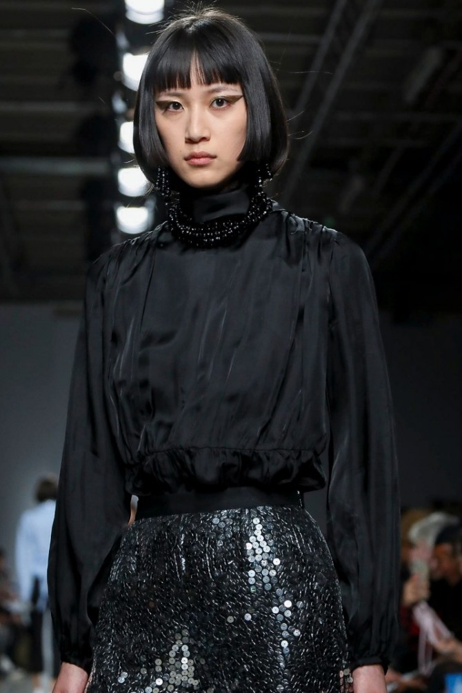 роскошная нарядная черная шелковая элегантная блузка со стоячим воротником-водолазкой - с бусами и серьгами - тренды 2021 года