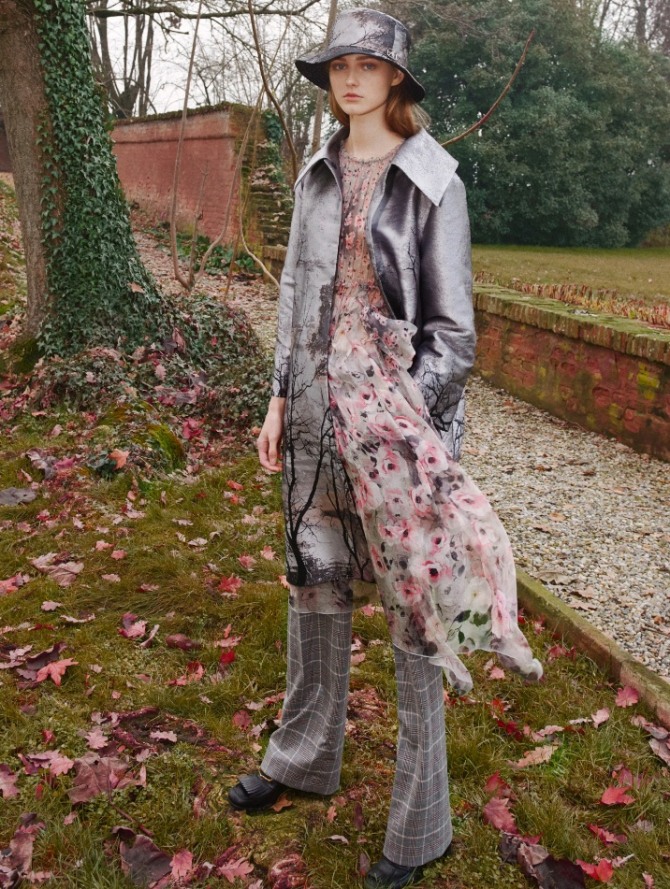 стильный осенний молодежный образ 2021 года для девушки - розовое шифоновое платье с клетчатыми брюками