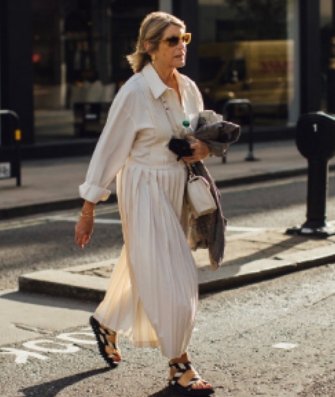 Street Style Spring 2021 (Лондон) - фото пожилой женщины в красивом длинном светлом повседневном платье, верх - платье-рубашка, низ - юбка плиссе, отрезной фасон с заниженной талией