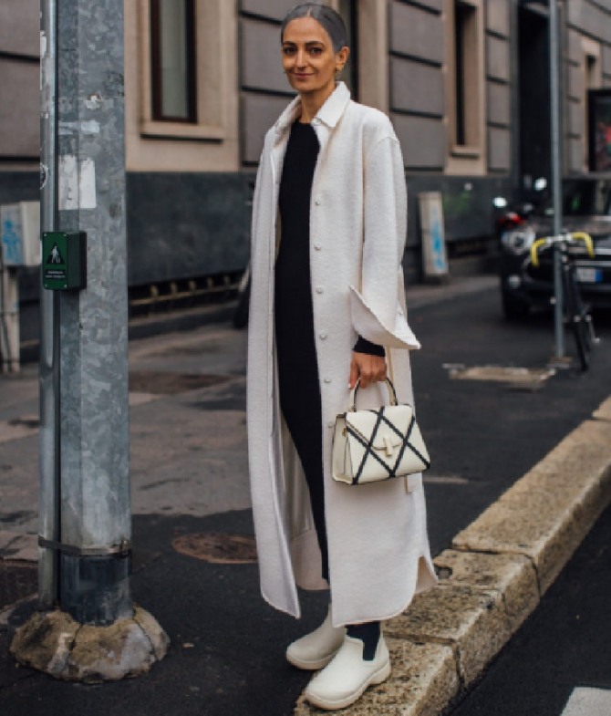 стильный лук для женщины 60 лет - черный нижний слой и белое пальто с белой обувьюженщины в возрасте на улицах Милана - уличная мода 2021 года