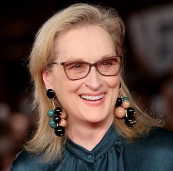 Американская актриса Meryl Streep в зеленой блузке с красивыми крупными серьгами