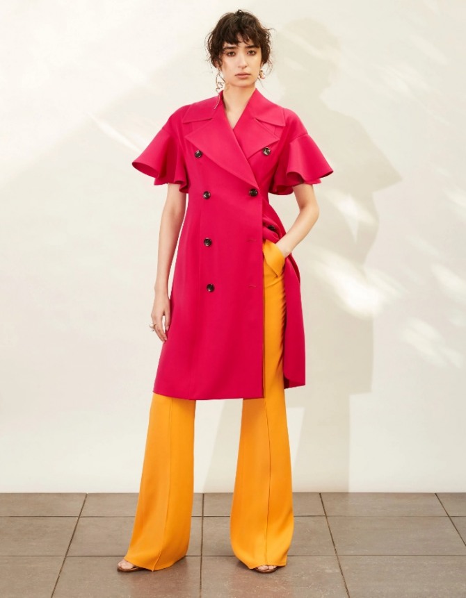деловое платье для работы в офисе красного цвета поверх желтых брюк - модный тренд в деловой женской одежде 2021 года