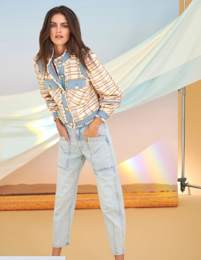 нежный образ для девушки в розово-голубых тонах - джинсы и жакет - новинки с модных показов 2021 года