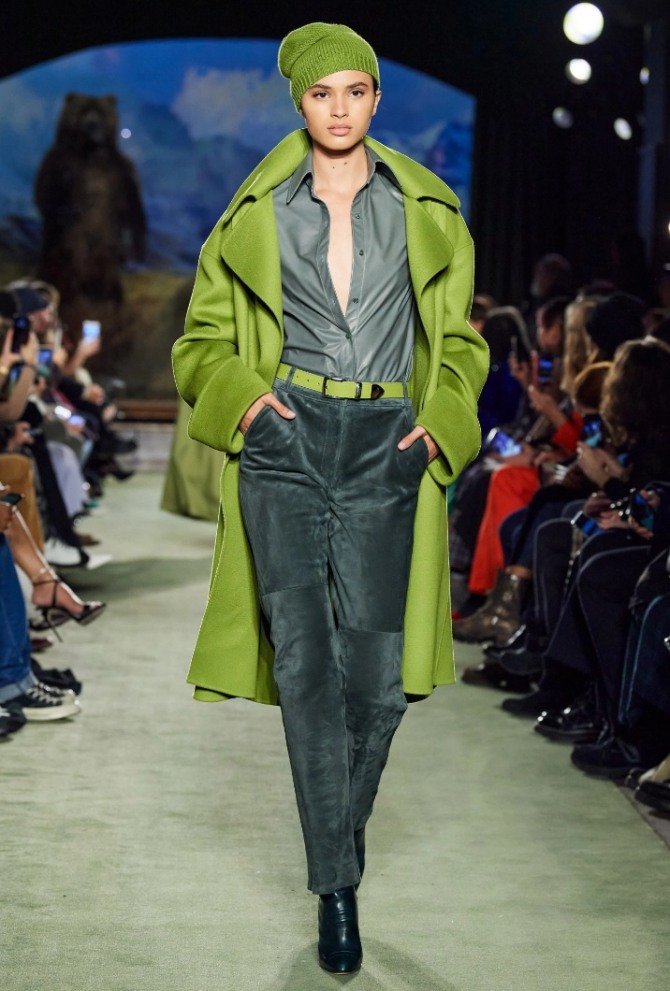 монохромный демисезонный образ с темно-зелеными брюками 2021 года - фото с модных показов