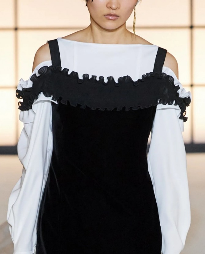 горячий тренд деловой моды 2021 года - платье с имитацией черно-белого ансамбля сарафан + блузка
