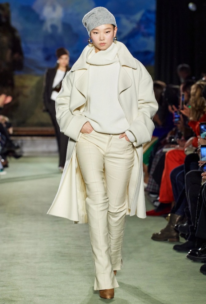 роскошный монолук на осень 2021 года: светлые брюки со свитером и пальто