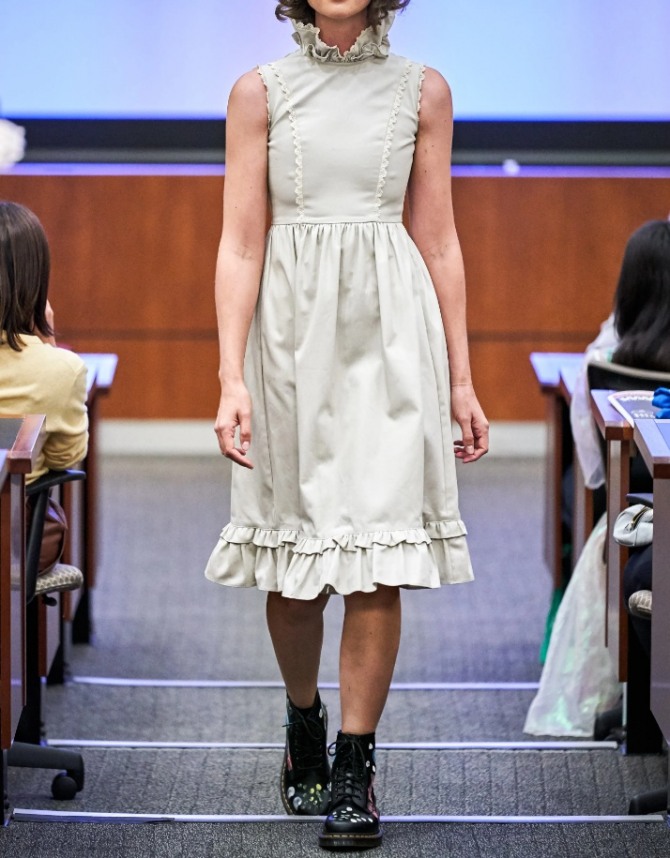 светлое летнее платье для работы - фото из модных дизайнерских коллекций 2021 года