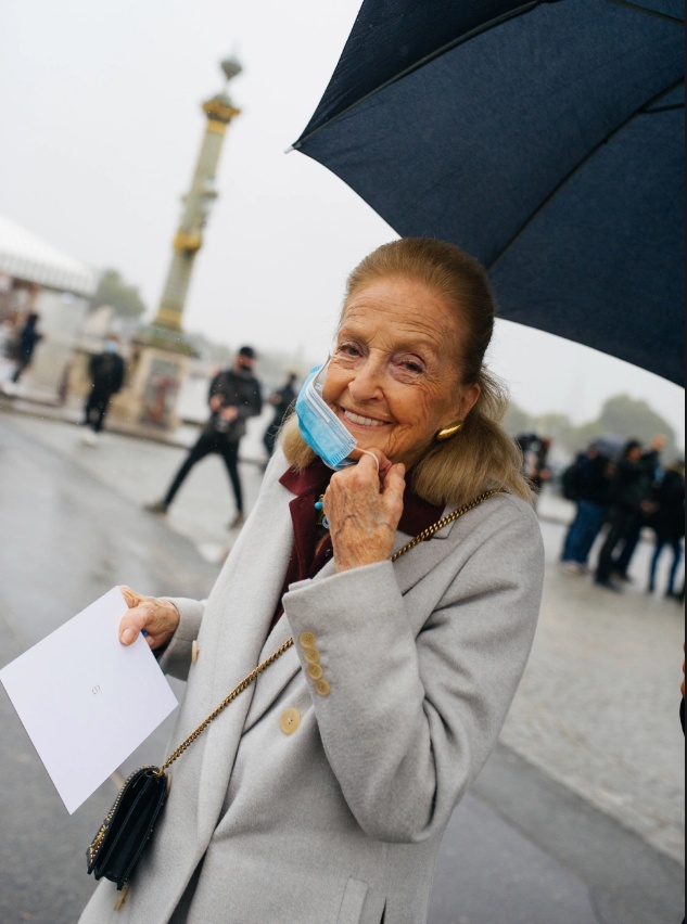 как весной одеваются парижские пенсионерки - фото 2021 года