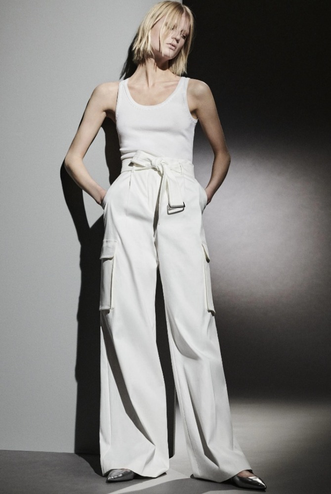 майка-топ с белыми брюками клеш - летние новинки 2021 года, фото женских трендов 2021 года