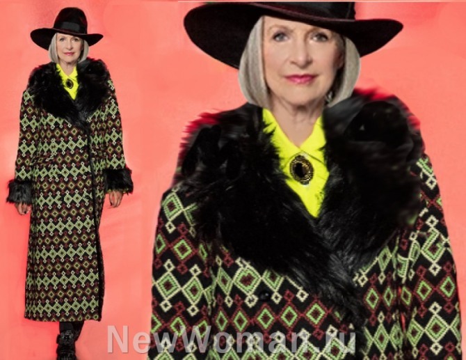 модное весеннее пальто для женщины за 60 с этническим принтом и отделкой из искусственного меха - фото из коллекции Anna Sui
