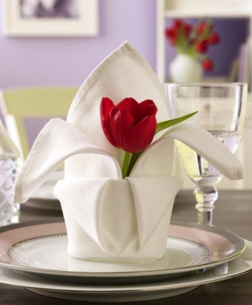 красивый декор стола на валентинов день - белая салфетка и яркий тюльпан