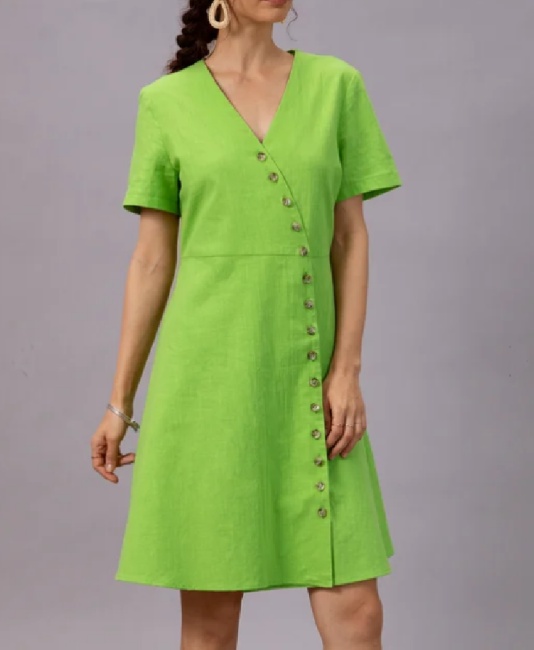 Повседневное модное летнее платье с запахом для работы салатового цвета - офисные тренды 2021 года