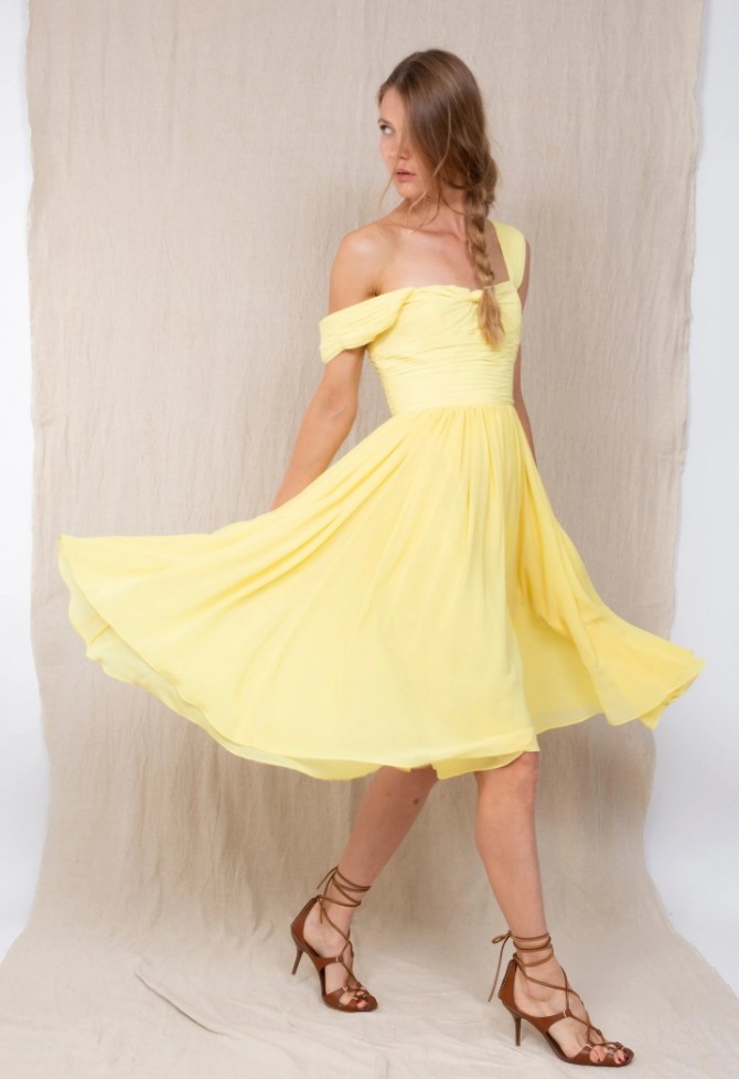 шикарное вечернее выпускное платье 2021 желтого цвета с пышной летящей юбкой