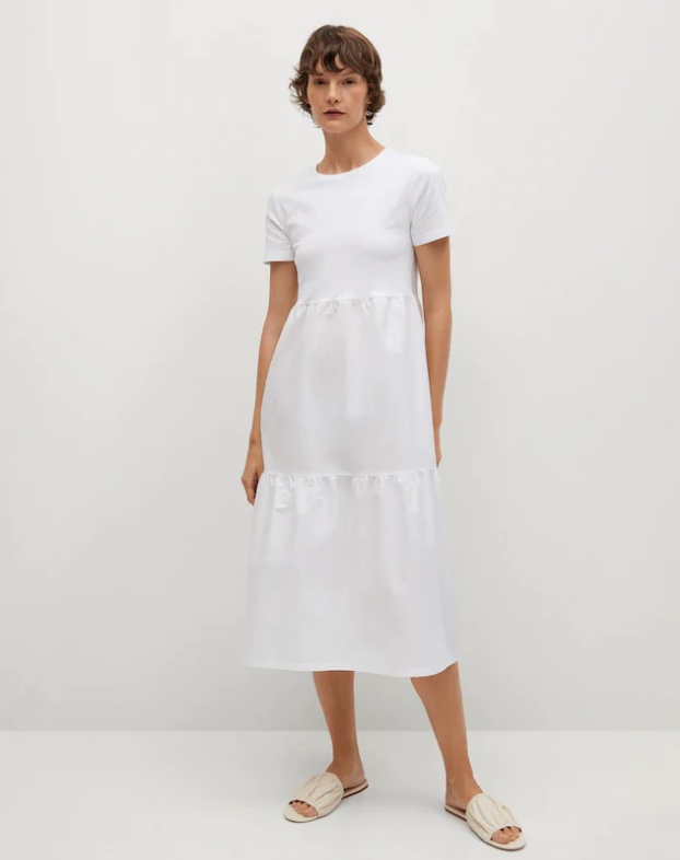 модная летняя обувь к белому платью с короткими рукавами и двухъярусной юбкой