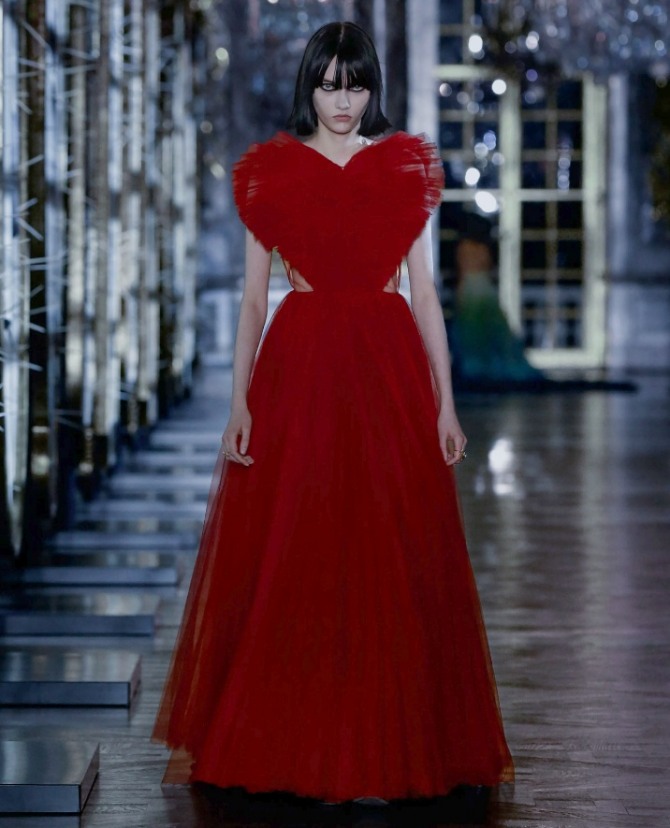 выпускное платье 2021 года - 11 класс, красного цвета макси с верхом в форме сердца и пышной юбкой в пол - ткань сетка, коллекция Christian Dior