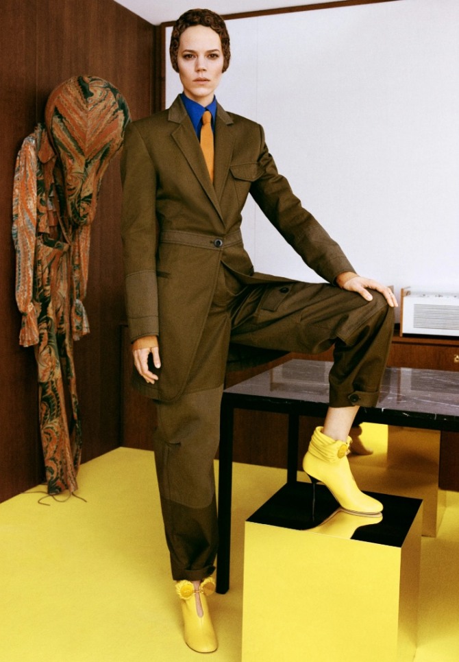 деловой женский брючный костюм коричневого цвета с синей блузкой-рубашкой, мужским галстуком желтого цвета - в комплекте с желтыми ботильонами