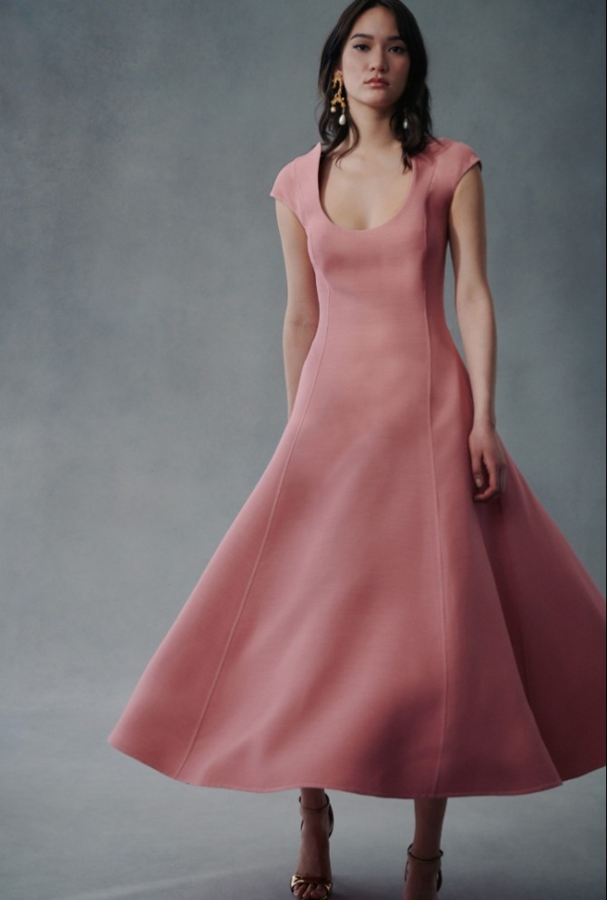 скромный фасон выпускного платья 2021 - без рукавов с пышной расклешенной юбкой, длина миди, цвет пыльная роза
