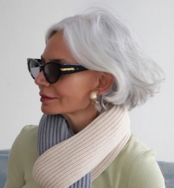 стильный образ женщины в темных очках с прической из седых волос