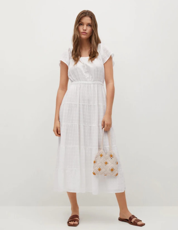 летний стильный образ для девушки: белое летнее платье с коротким рукавом, сандалии на плоской подошве и изящная красивая сумка