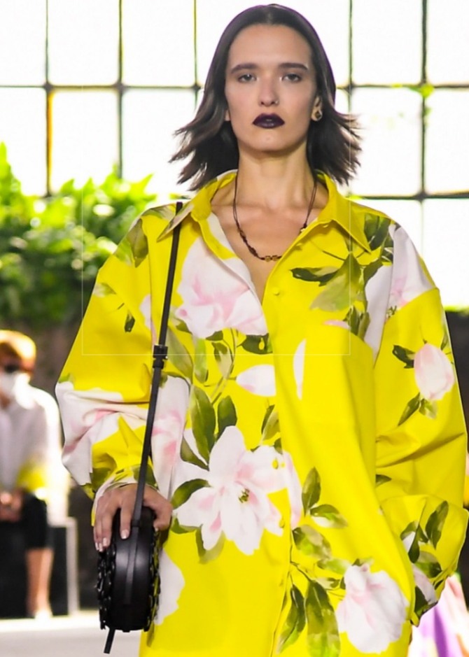 Летние модные платья для женщин 50 лет с цветочным принтом от бренда Valentino весна-лето 2021