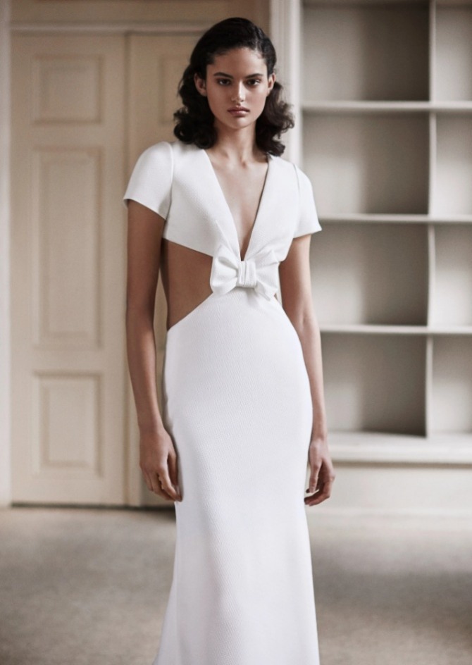белое платье для выпускного вечера с вырезами на талии и бантом - мода 2021 года от бренда Viktor & Rolf
