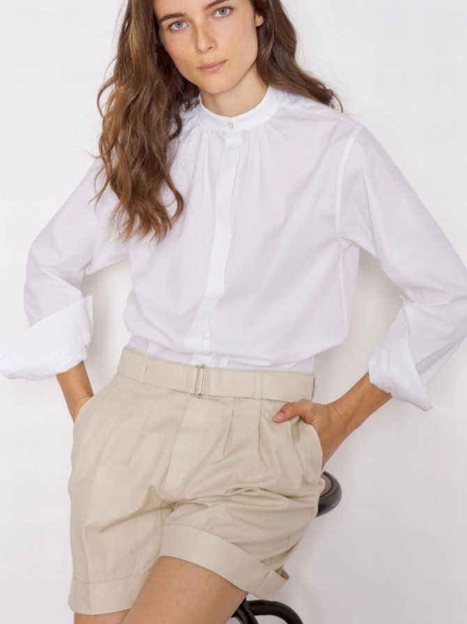летняя женская мода 2021 для офиса, шорты с белой блузкой - деловой летний образ 2021 года, коллекция Officine Générale Лето 2021