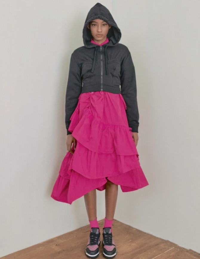 осень 2022 - стильные образы с куртками: бомбер в ансамбле с женственным платьем