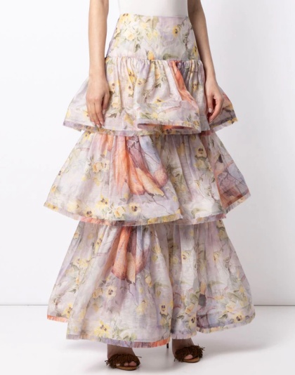 летом 2021 года модная юбка - это юбка с многоярусными воланами и флористическим рисунком