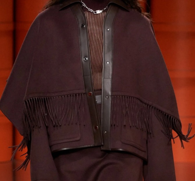 женская курточная мода осень-зима 2021-2022 - пелерина с бахромой