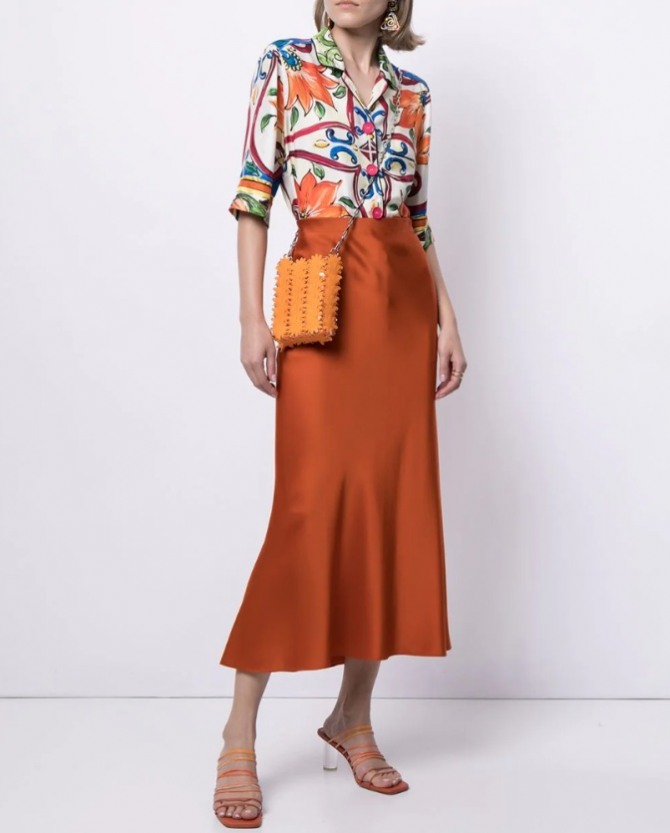 летний стильный образ с юбкой-годе рыжего цвета, блузкой с оранжевыми цветами и такого же цвета сумкой