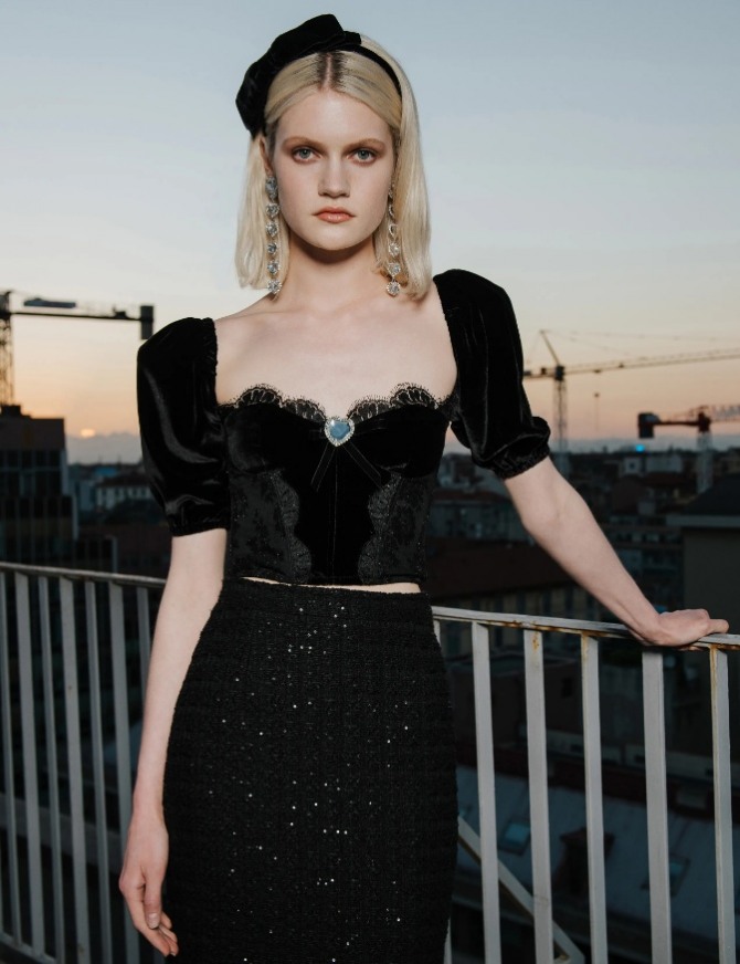 Фото дизайнерских блузок 2022 года, блузки люкс в стиле ретро черного цвета на вечер - коллекция Alessandra Rich 2022