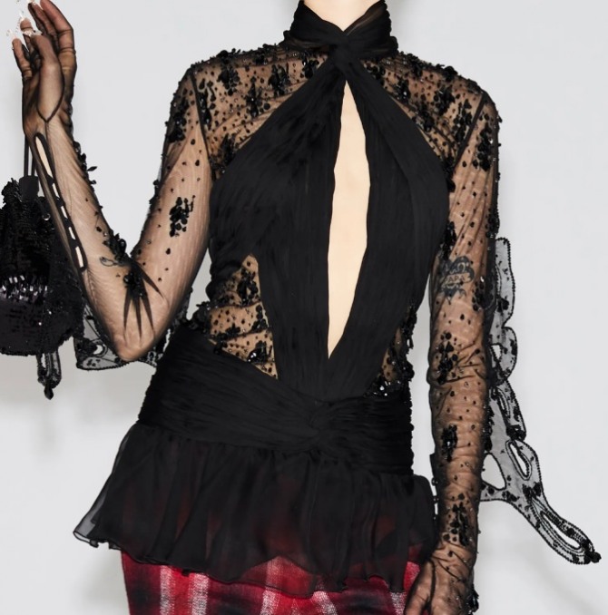 черная сетка со стразами и шифоновый низ с воланом - блузка на вечер от бренда Dsquared2 с большим вертикальным вырезом на груди