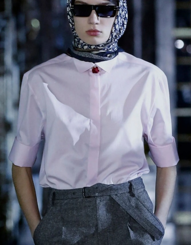 деловая белая блузка-рубашка с коротким рукавом и скрытой супатной застежкой - Christian Dior, зима 2022 года