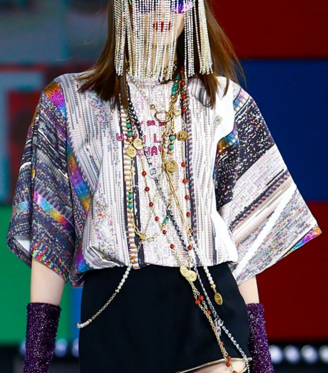 блузки и высокая мода, шик и гламур от Dolce & Gabbana - блузка 2022 года с этническим орнаментом