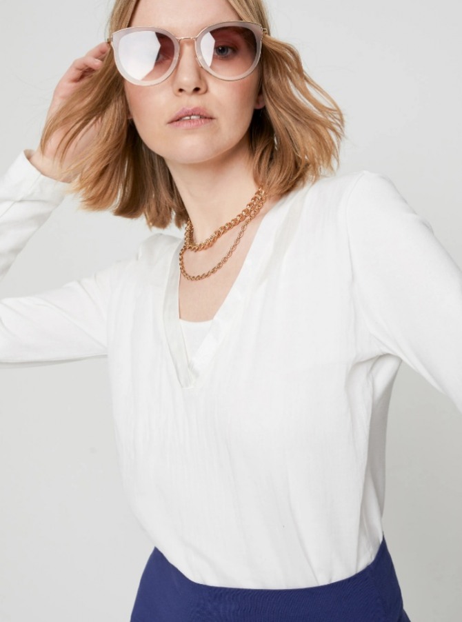 деловая белая блузка без воротника с V-образным вырезом - фото офисного образа с аксессуарами