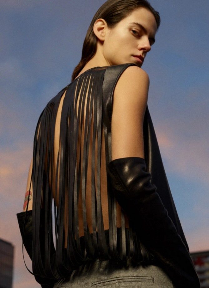 черная вечерняя кожаня блузка из полосок ткани на спине в комплекте с черными длинными перчатками - люксовая мода 2022 года