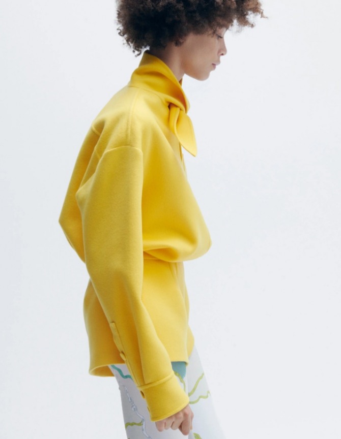желтая блузка с оригинальным воротником с миланской недели моды на 2022 год