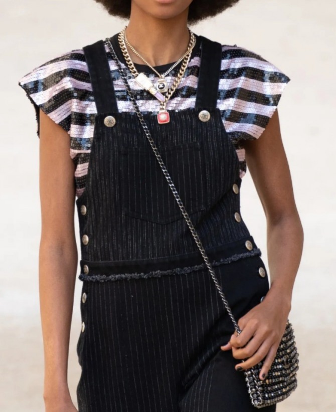Chanel блузка-футболка с черно-белым принтом под черный вельветовый комбинезон - стильный образ и женская мода 2022 года