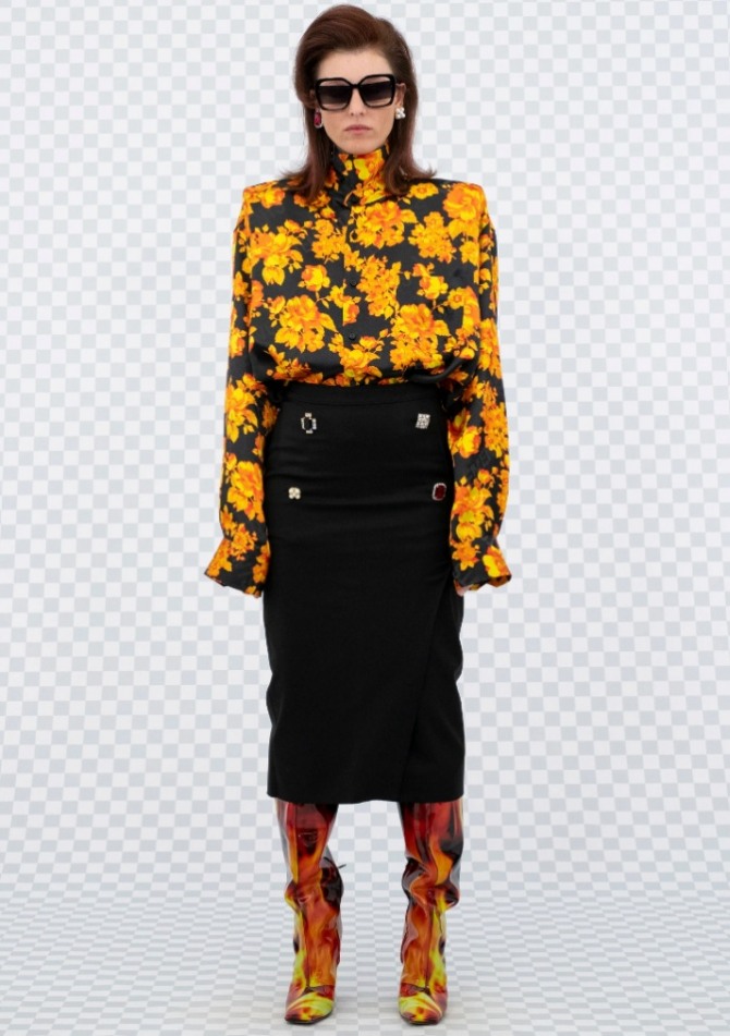блузка весна-лето 2022 от Vetements - с желтыми цветами на черном фоне и удлиненными рукавами рубашечного стиля
