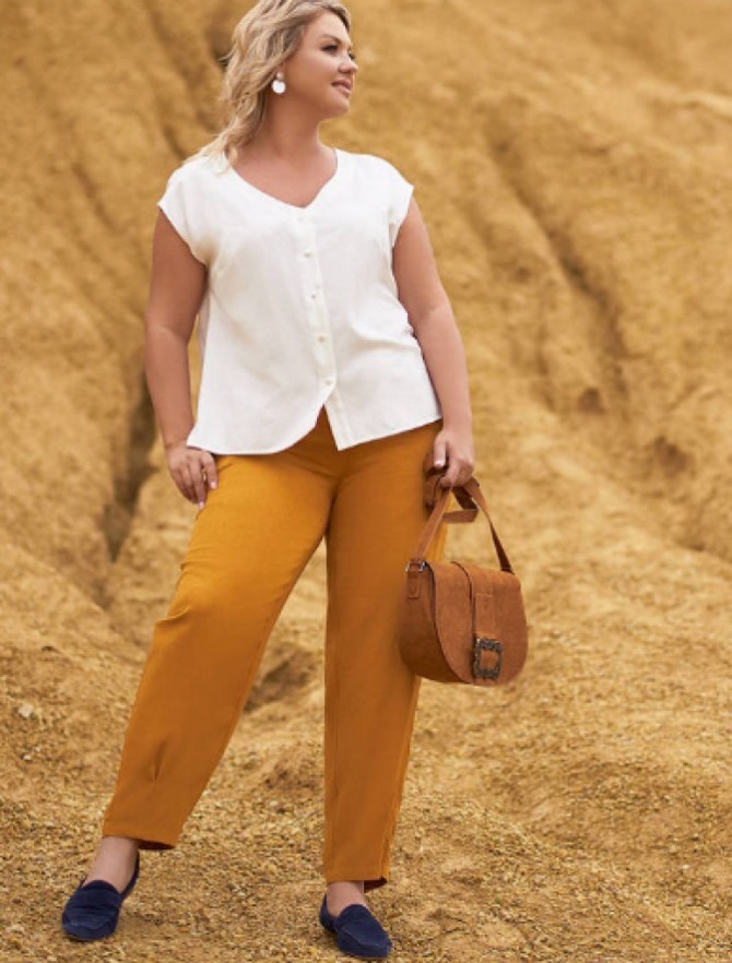 освежающий летний образ из брюк горчичного цвета и белой легкой блузки с короткими рукавами