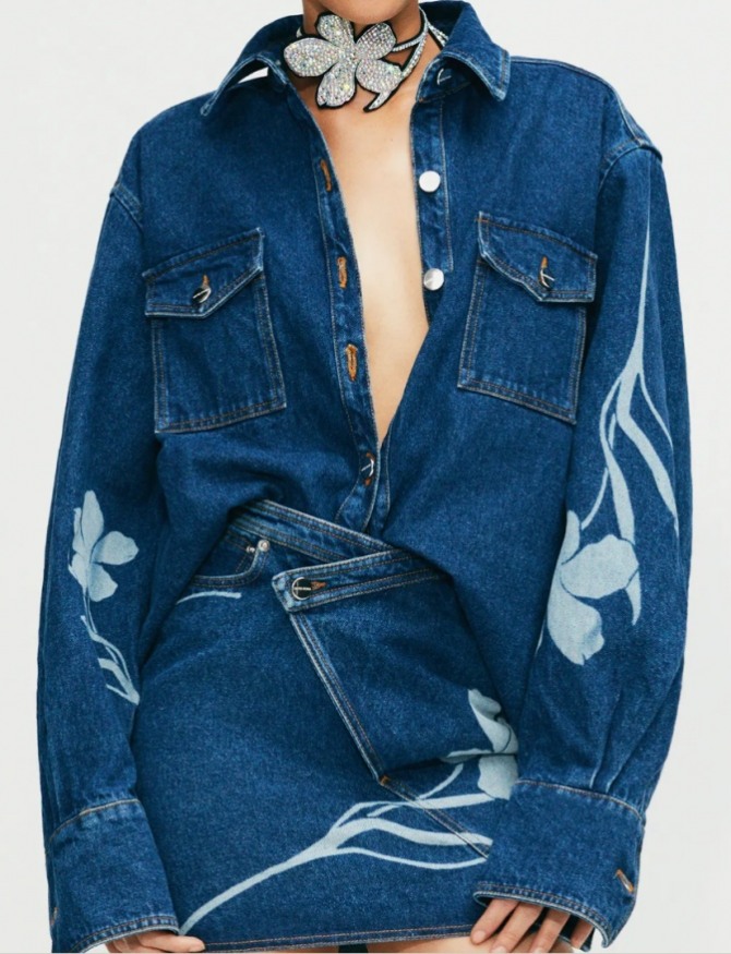 вечерняя джинсовая синяя блузка-рубашка с вертикальным крупным цветочным рисунком на рукавах в ансамбле с джинсовой мини-юбкой на запах - тренды 2022 года от модного дома David Koma